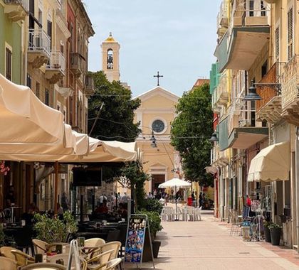 Innenstadt von Carloforte auf Sardinien mit Blick auf die Kirche
